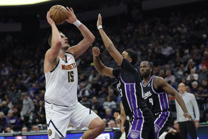 Јокиќ на еден трипл-дабл од легендата Оскар Робертсон