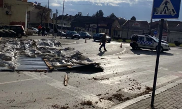 Од силен ветер падна парче лим од покрив на зграда во центарот на Куманово