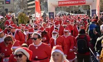 Ѓорѓиевски:  Традиционалната Дедомразовска трка и оваа година го обои плоштадот „Македонија“ со насмевки, радост и вистинска новогодишна магија