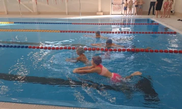 Штипскиот затворен базен и официјално почна со работа