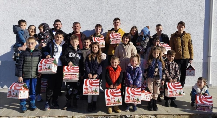 МАЕИ и „Ротари клуб“ од Битола со новогодишни подароци за децата во Општина Пустец