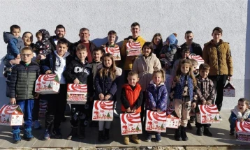 МАЕИ и „Ротари клуб“ од Битола со новогодишни подароци за децата во Општина Пустец