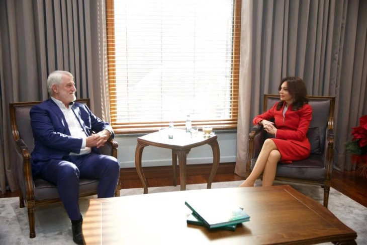 Elisa Spiropali priti Menduh Thaçin