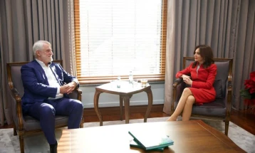 Elisa Spiropali priti Menduh Thaçin