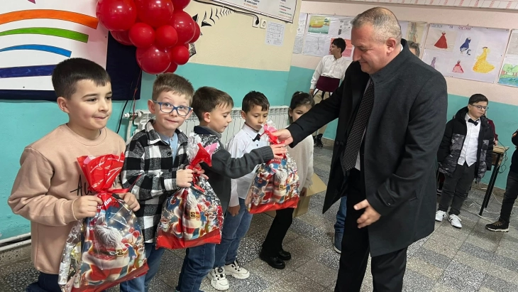 Поделени пакетчиња за сите основци во Општина Маврово и Ростуше