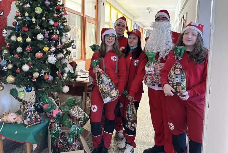 Волонтери од Клубот на млади при струмичкиот Црвен крст поделија пакетчиња на децата кои се на лекување во болница