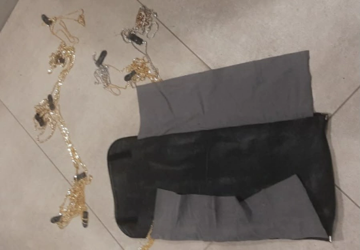 Shtetas rumunë të moshës 19 vjeçe kanë vjedhur stoli ari në Shkup