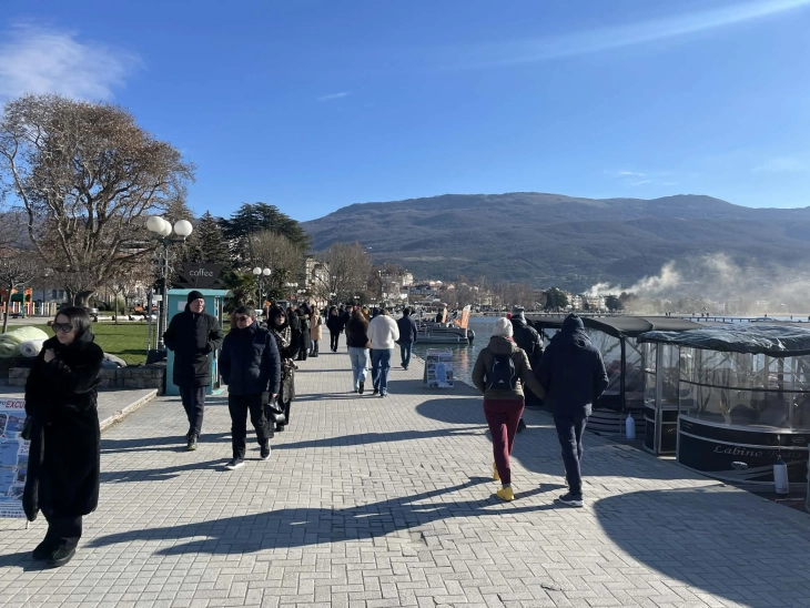 Охрид веќе во празничен ритам, градот се полни со гости кои тука ќе ги поминат новогодишните празници