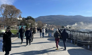 Охрид веќе во празничен ритам, градот се полни со гости кои тука ќе ги поминат новогодишните празници