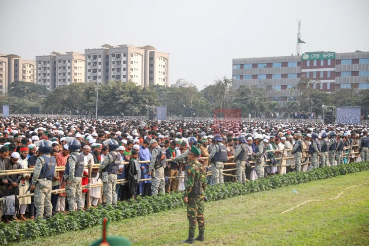 Qindra mijëra persona po marrin pjesë në varrimin e ish kryeministres së Bangladeshit