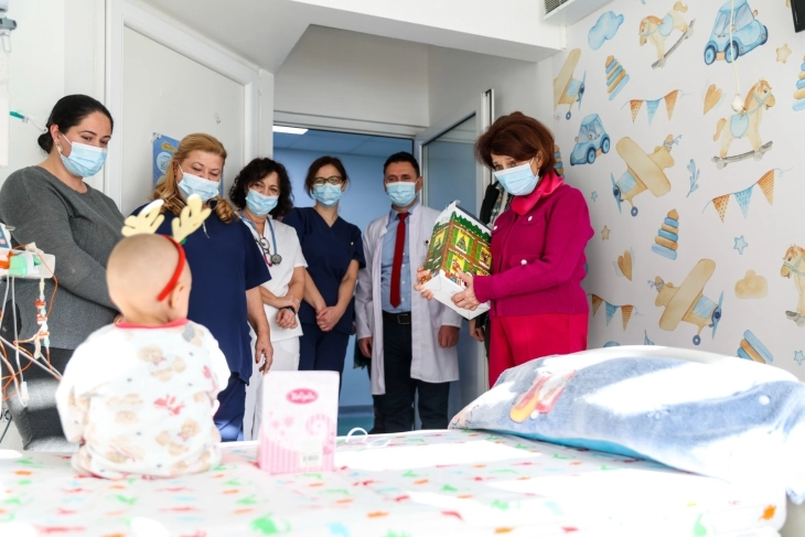 Сиљановска Давкова ги посети децата на детските клиники во Скопје