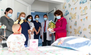 Siljanovska Davkova i ka vizituar fëmijët në klinikat për fëmijë në Shkup