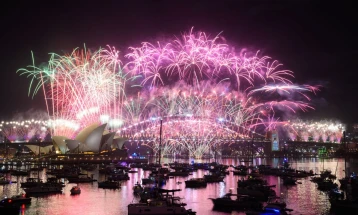 Сиднеј ја дочека Новата година со огномет и сеќавање на жртвите од плажата Бондај