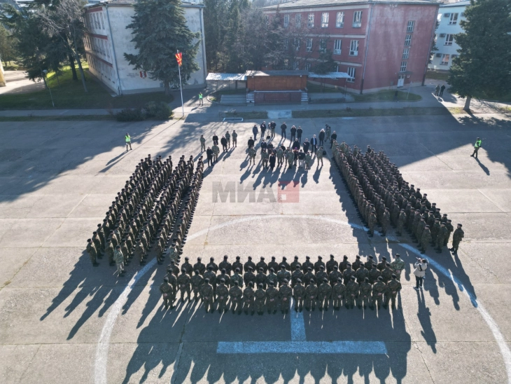 Armata është një institucion që gëzon reputacionin më të lartë në vend, thotë Siljanovska Davkova