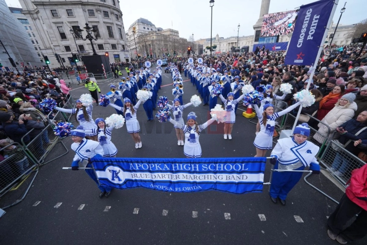 Илјадници луѓе излегоа на улиците на Лондон за шарената новогодишна парада