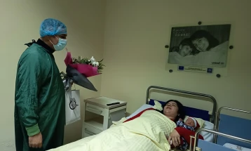 Градоначалникот на Кавадарци го посети првото бебе родено оваа година 