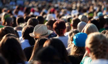 Jetojmë më gjatë, por jemi më të paktë në numër: më shumë vdekje se sa lindje, gjithnjë e më pak martesa, më shumë shkurorëzime