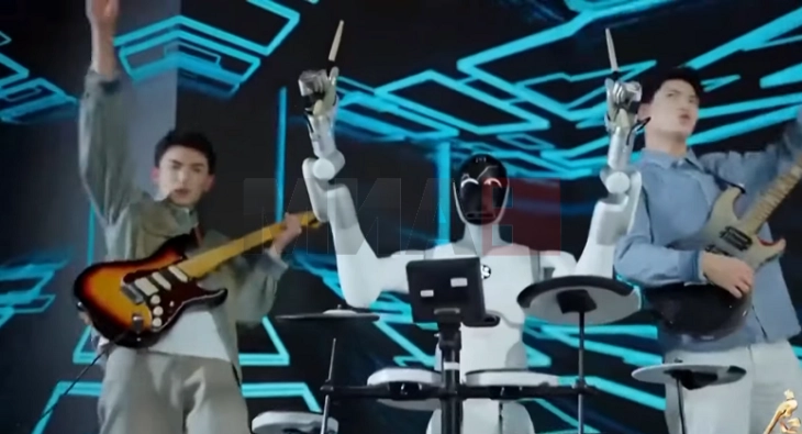 Луѓе и роботи во заеднички настапи за Нова година во Кина