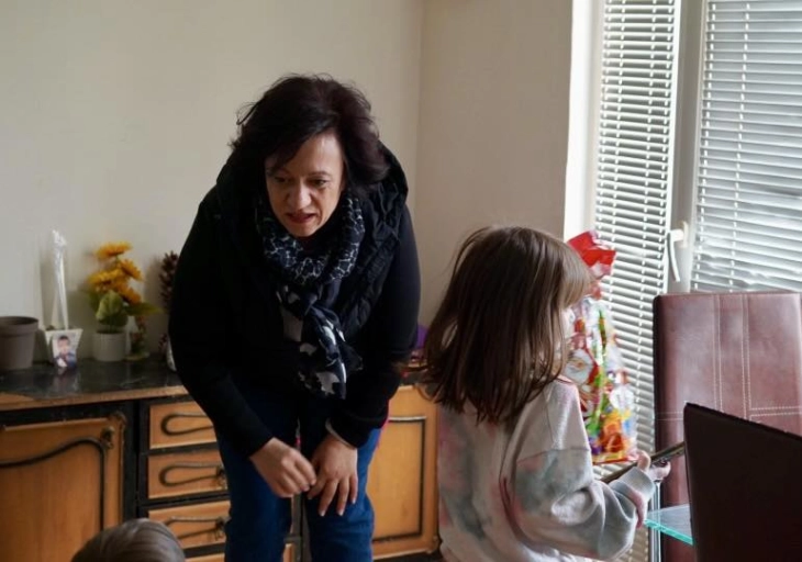 Градоначалничката Стаменкоска Трајкоска подели хуманитарни пакети на социјално загрозени семејства