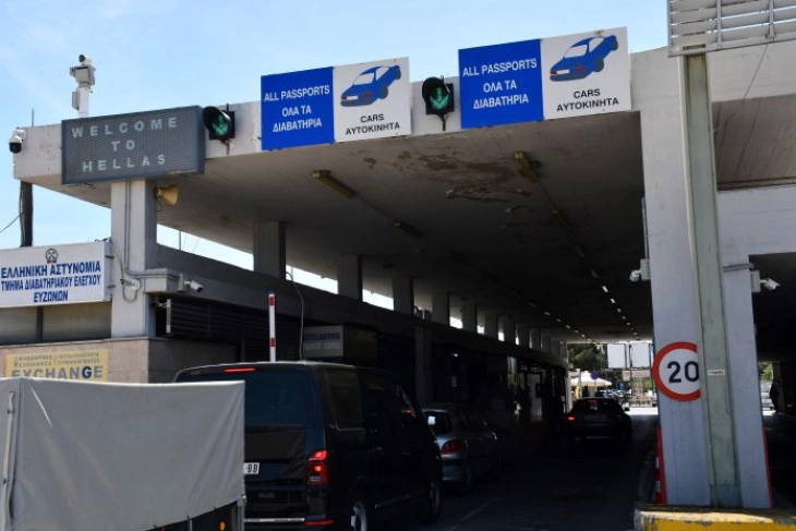 Од 17 часот блокиран граничниот премин Евзони, останатите гранични премини без гужви