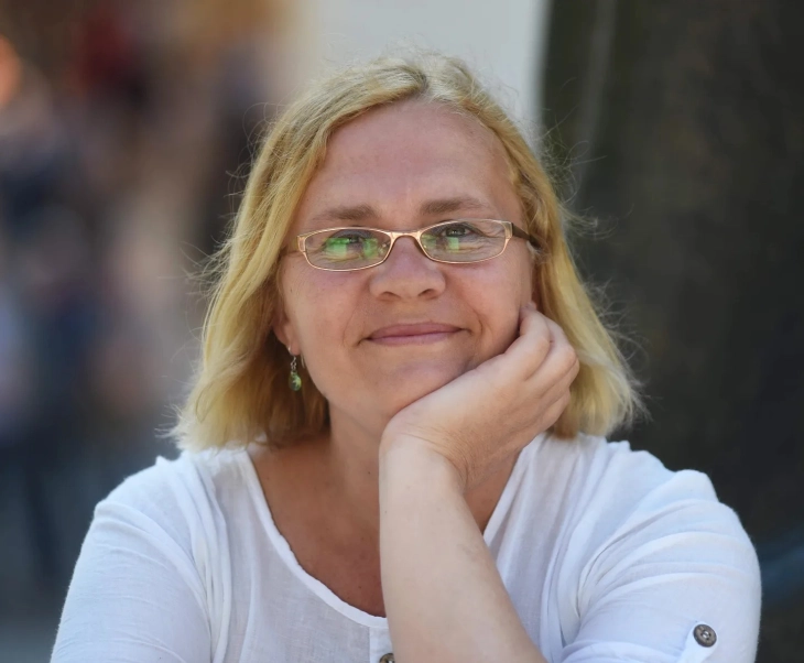 Писателката Боба Ѓудерија за МИА: Јас сум како стара машина за перење – изгледа истрошено, но кога ќе почне центрифугата, тоа е лудило