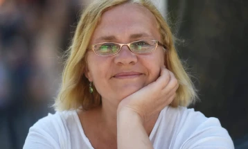 Писателката Боба Ѓудерија за МИА: Јас сум како стара машина за перење – изгледа истрошено, но кога ќе почне центрифугата, тоа е лудило