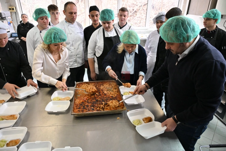 Shpërndahen mbi 250 racione të ngrohta në pikën e të pastrehëve të Kryqit të Kuq në Shkup