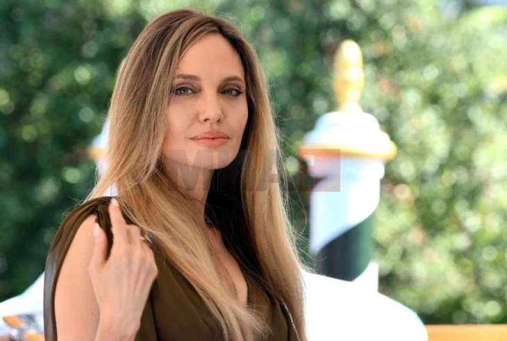 Анџелина Џоли ја продава куќата во Лос Анџелес и го напушта Холивуд