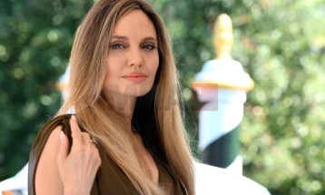 Анџелина Џоли ја продава куќата во Лос Анџелес и го напушта Холивуд