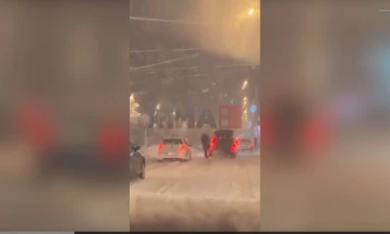 Опасна забава на снег: Младо момче скијаше зад автомобил низ Сараево