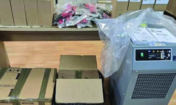 Dogana parandaloi përpjekje për kontrabandë të telefonave celularë, parfumeve, mbi dy ton ushqime, suplemente, duhan dhe shpendë të gjalla