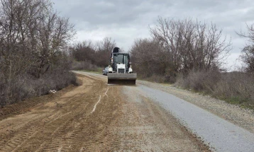 Се проширува локалниот пат кон село Камен Дол