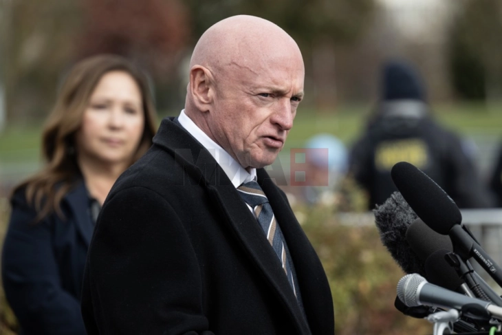 Пентагон му ги намалува чинот и пензијата на сенаторот Марк Кели