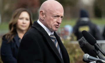 Пентагон му ги намалува чинот и пензијата на сенаторот Марк Кели