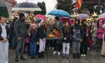 Стотици коледарчиња низ улиците на Охрид со песна го најавија Рождеството Христово