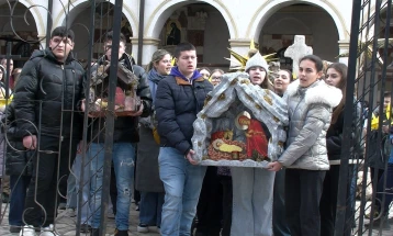 Бадниковата поворка во Штип го најави Христовото раѓање