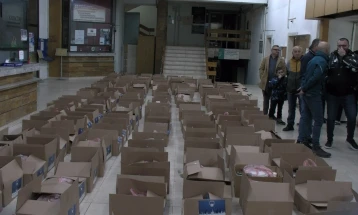 Бадникови и божиќни пакети обезбеди Општина Штип за социјално ранливите семејства