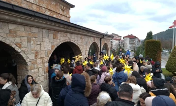 Со Божествена литургија и Бадникова поворка во Македонска Каменица одбележан празникот Бадник