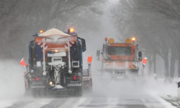 Borë, shi dhe temperatura të ulëta në mbarë Evrpopën, janë mbyllur shkollat dhe janë anuluar fluturimet