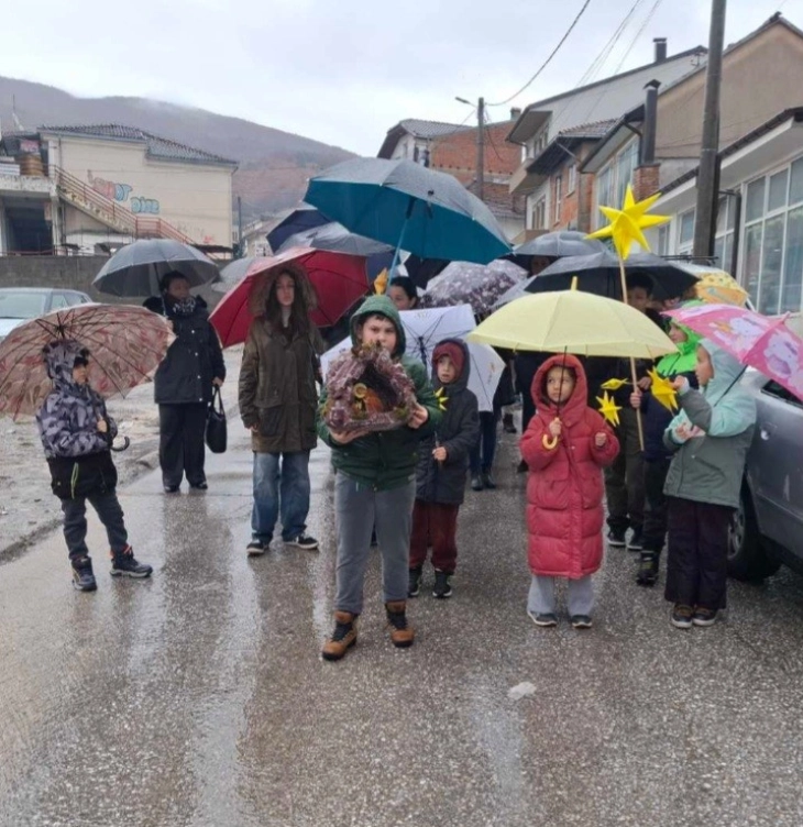 Обилниот дожд не ја спечи радоста во Дебар, малите бадникари низ градот ја пееја „Вечниот Бог“