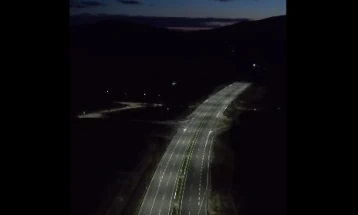 Nikolloski publikoi video të xhiruar natën nga autostrada Ohër - Kërçovë, ku tashmë 40 kilometra janë vënë në funksion