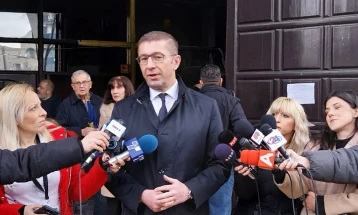 Се потврдуваат тезите дека Бугарите сакаат комплетно редефинирање на македонскиот идентитет, вели Мицкоски