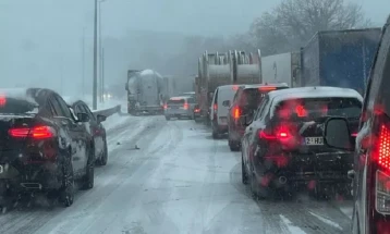 Снегот предизвика блокади, прекини и застои во сообраќајот во Белгија и Холандија (ДПЛ)