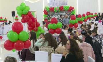 Во Прилеп се одржа Божикен ручек за 500 деца