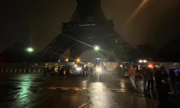 Француските земјоделци го блокираа Париз со трактори во протест против договорот на ЕК со Меркосур