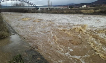 QMK: Reshjet e rrëmbyeshme të shiut shkaktuan derdhje të lumenjve në rajonet e Koçanit dhe Ohrit
