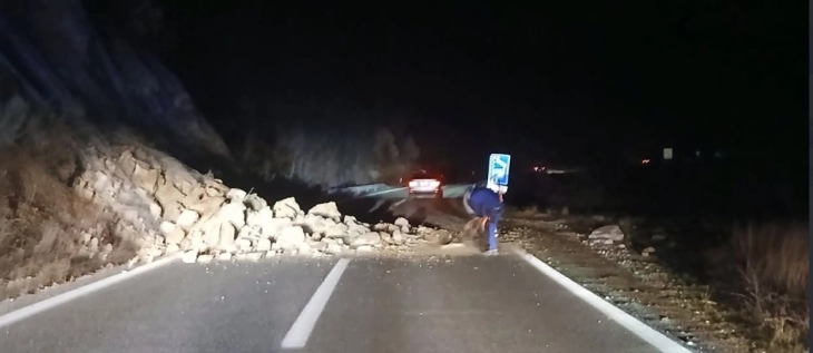 MPB: Shembje dheu në autostradën Shkup - Veles, vërshime në Krushevë dhe ndalesë për kamionë në rrugën Strugë - Qafë Thanë