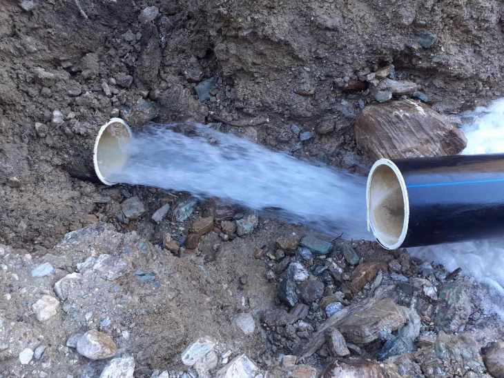 Прекин во водоснабдувањето во село Копаница поради оштетена водоводна цевка