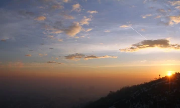 Mot i ndryshueshëm me vranësira me periudha dielli