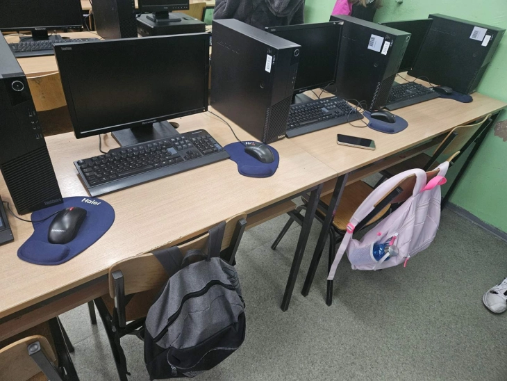 Набавени компјутери, принтери и телевизори за основните училишта „Рајко Жинзифов“ и „Кирил Пејчиновиќ“ во Општина Кисела Вода